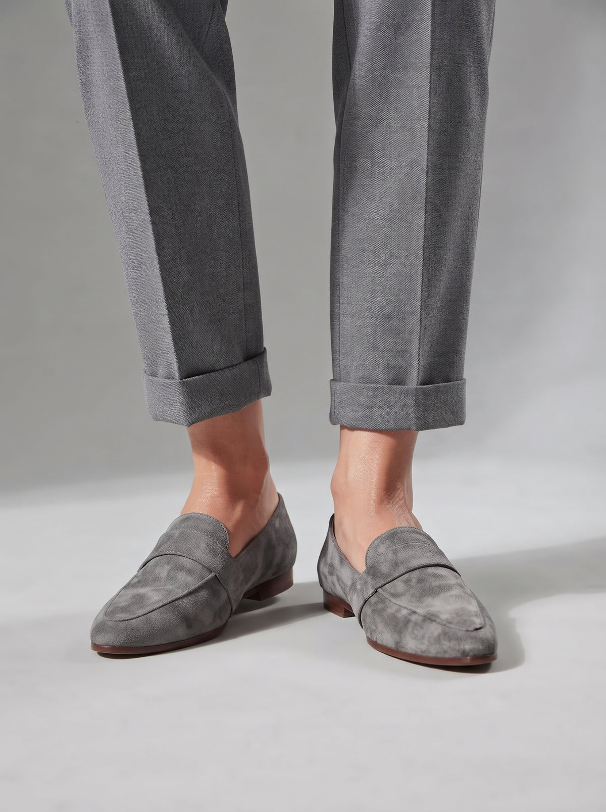 Mocasines ADRIANA efecto ante grises con pala tipo mocasín y suela marrón