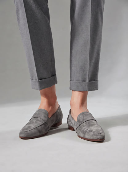 Mocasines ADRIANA efecto ante grises con pala tipo mocasín y suela marrón