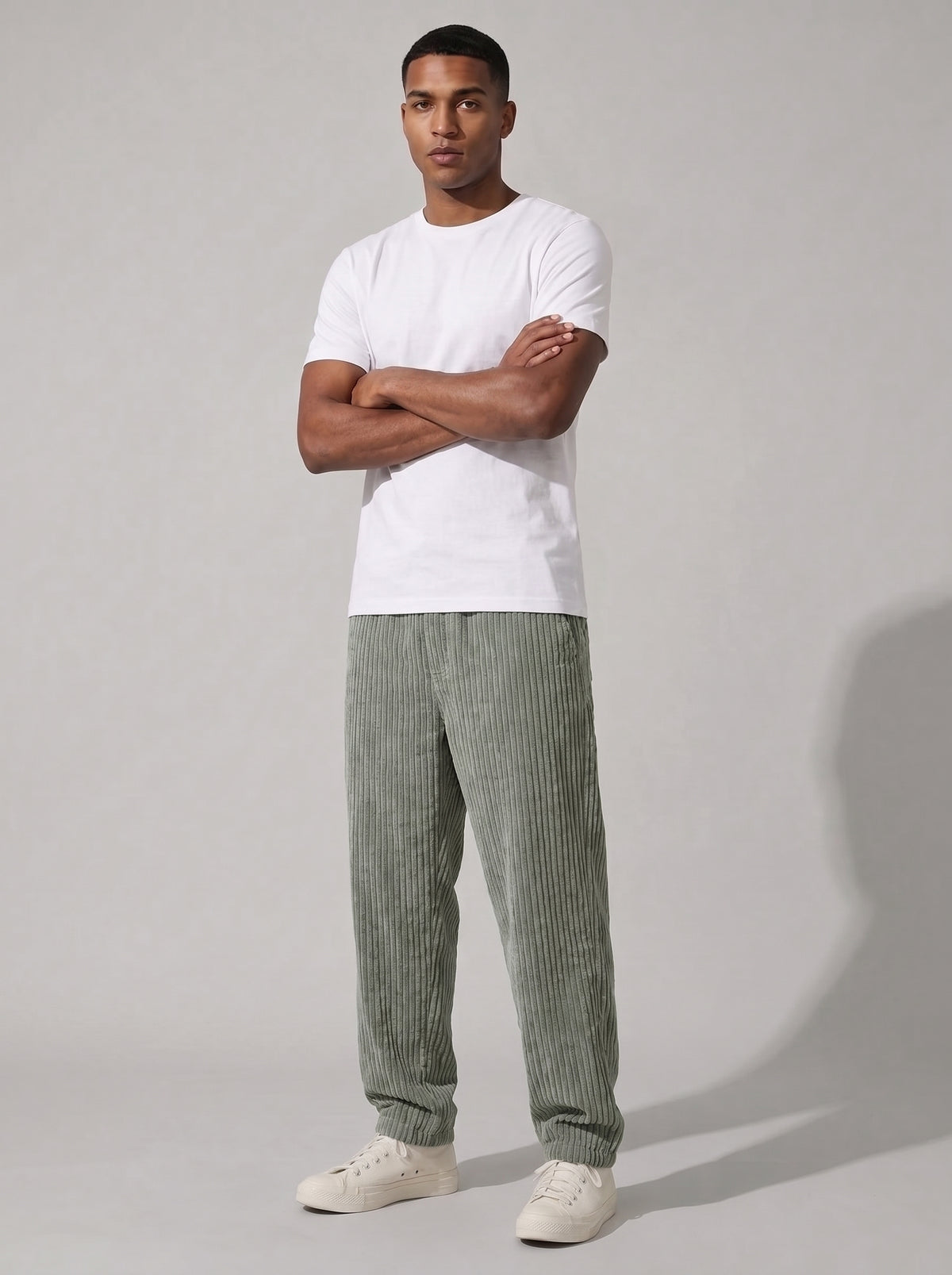 Pantalón de pana relajado verde salvia, vista de cuerpo con pierna holgada y puño.