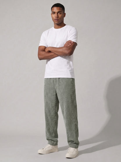 Pantalón de pana relajado verde salvia, vista de cuerpo con pierna holgada y puño.