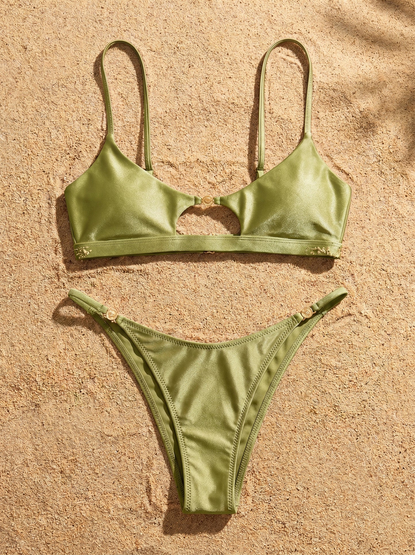 Conjunto de bikini verde oliva con top tipo bralette y braguita con recorte