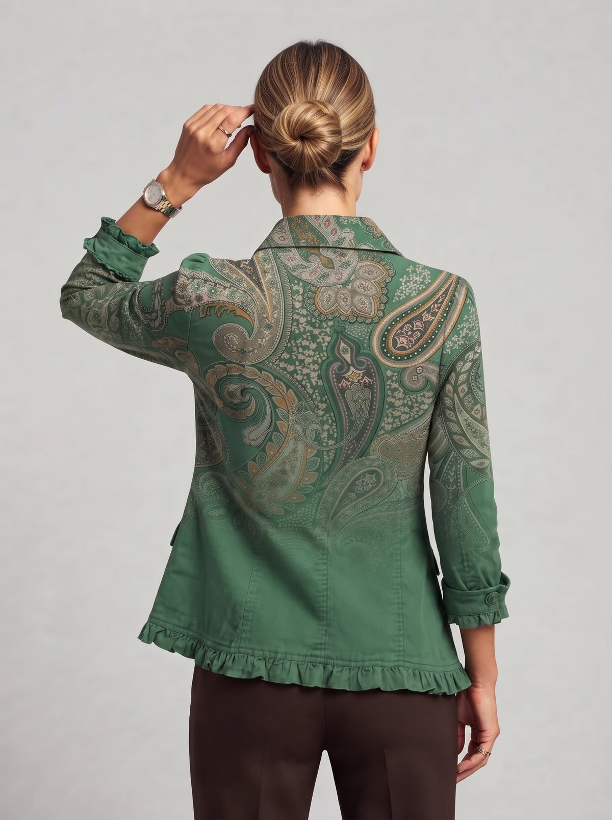 Sobrecamisa estampada verde trasera con ribete fruncido y patrón paisley