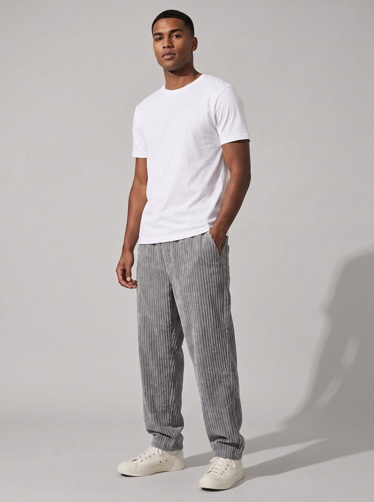 Pantalón de pana relajado gris, tiro medio, pierna recta y puño ajustado.