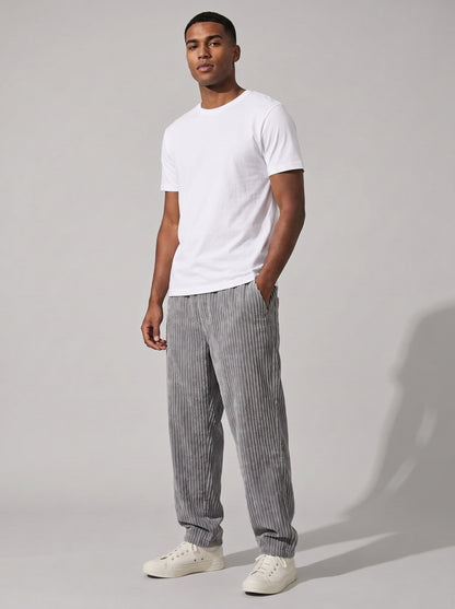 Pantalón de pana relajado gris, tiro medio, pierna recta y puño ajustado.