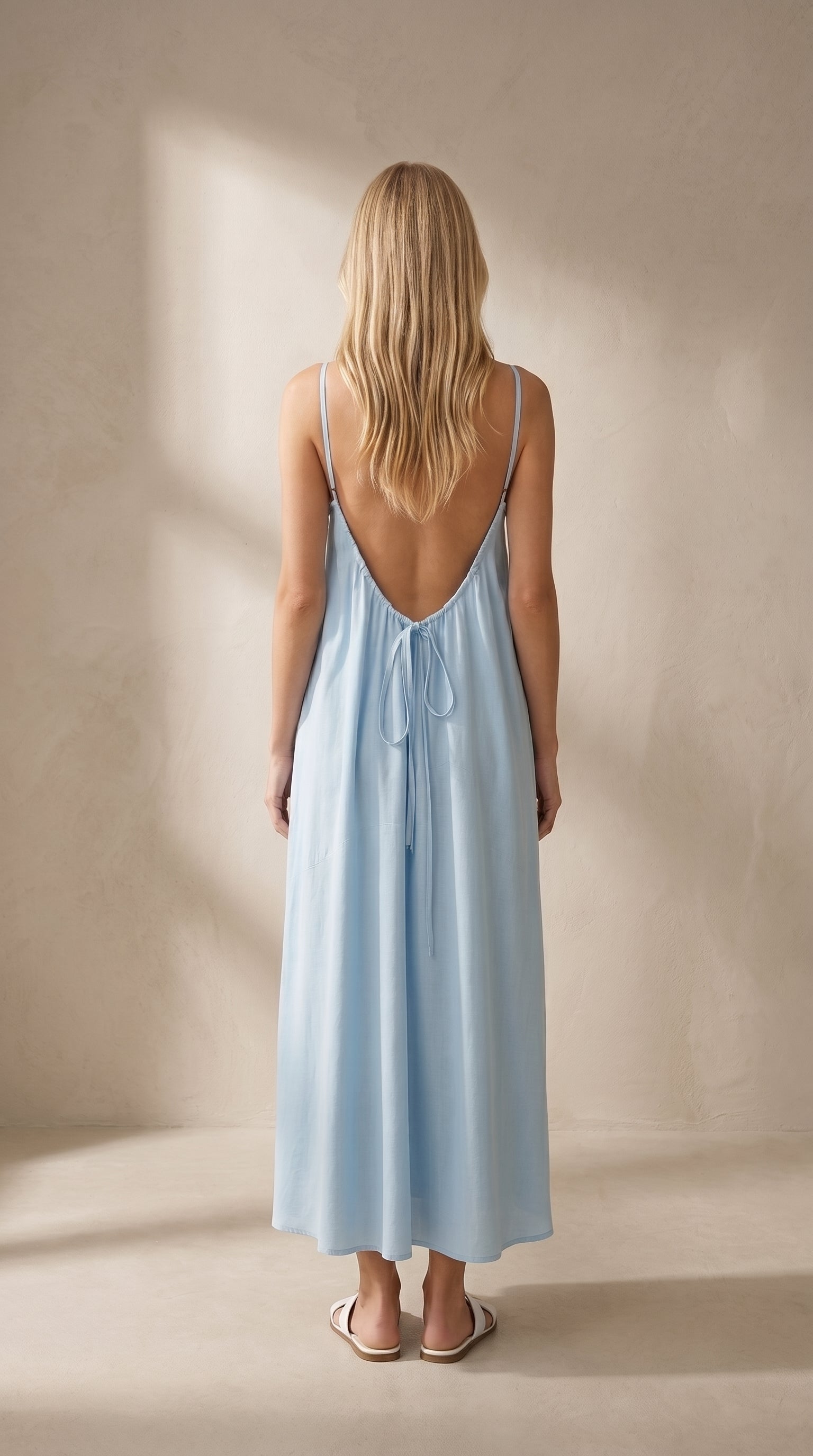 Vestido largo de tirantes azul cielo, vista trasera con espalda en V