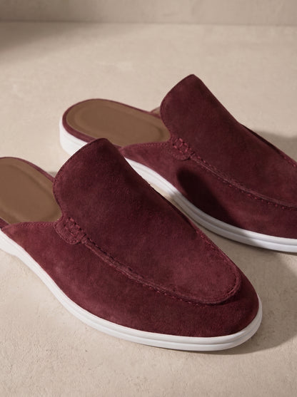 Mocasín mule de ante burdeos, perfil con suela blanca y acabado mate.