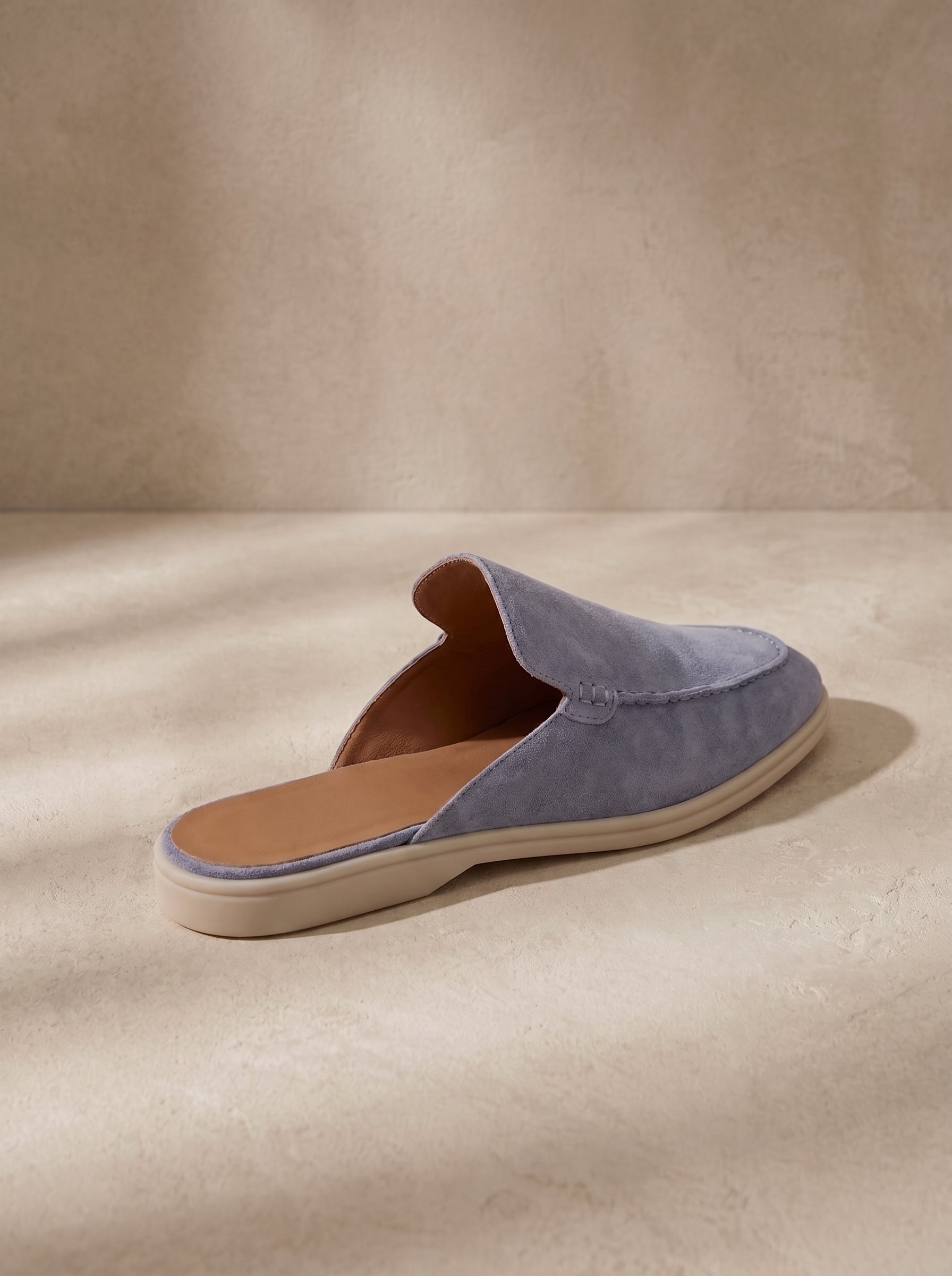 Mocasín mule de ante azul grisáceo con suela blanca y empeine tipo mule