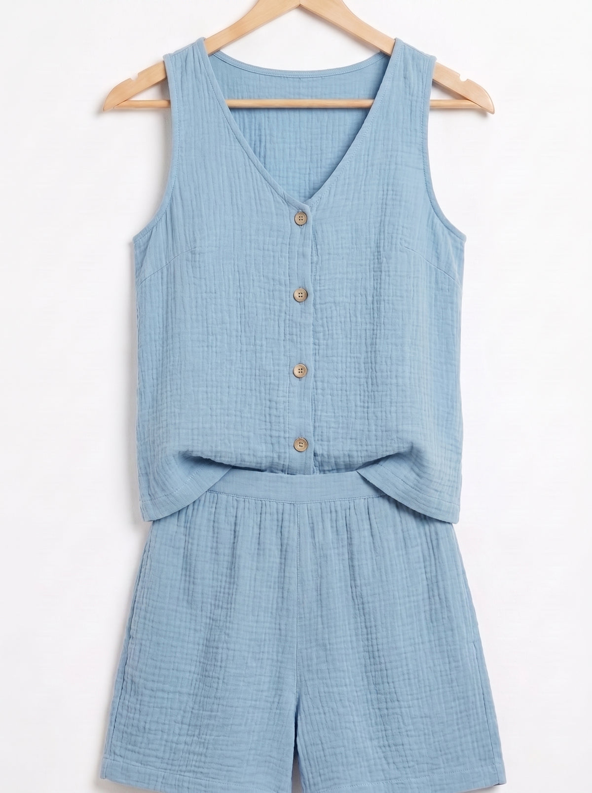 Conjunto de verano azul claro: top sin mangas con botones y short a juego
