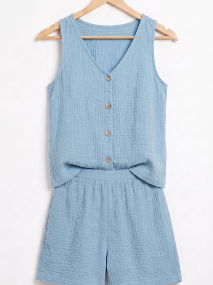 Conjunto de verano azul claro: top sin mangas con botones y short a juego