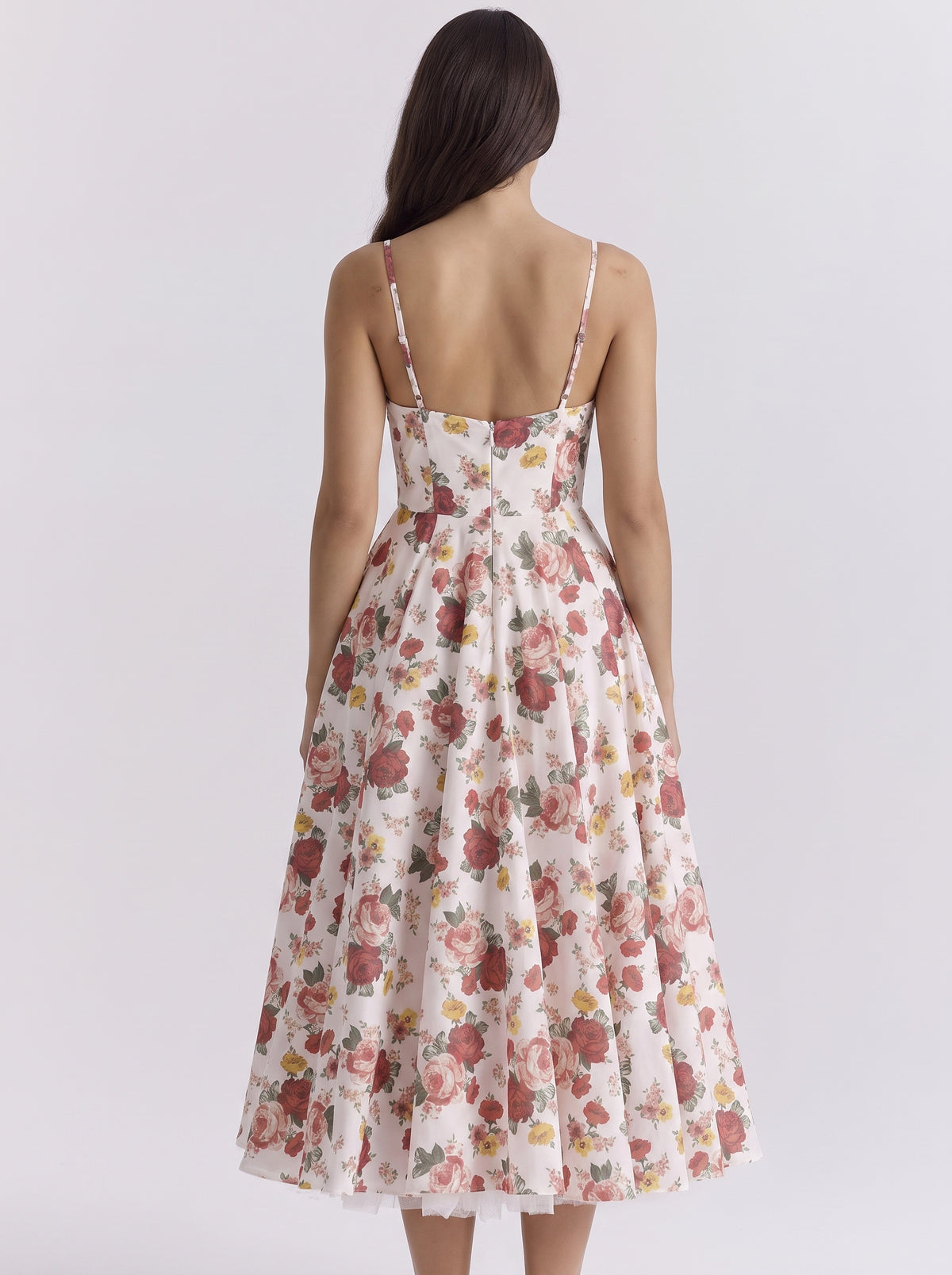Vestido midi con tirantes finos y estampado floral sobre fondo claro, falda con vuelo
