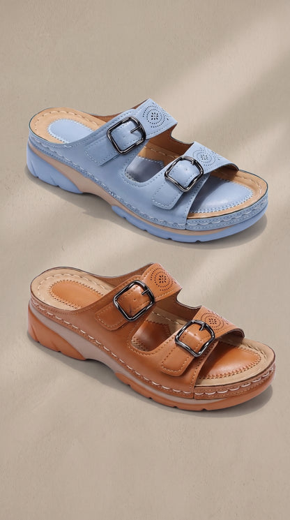 Sandalias de confort con doble tira y hebillas; azul cielo y camel.