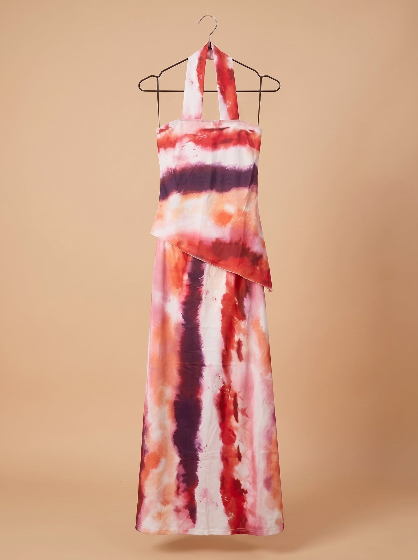 Vestido largo estampado en percha, escote halter y tirantes; terracota, blanco y morado.