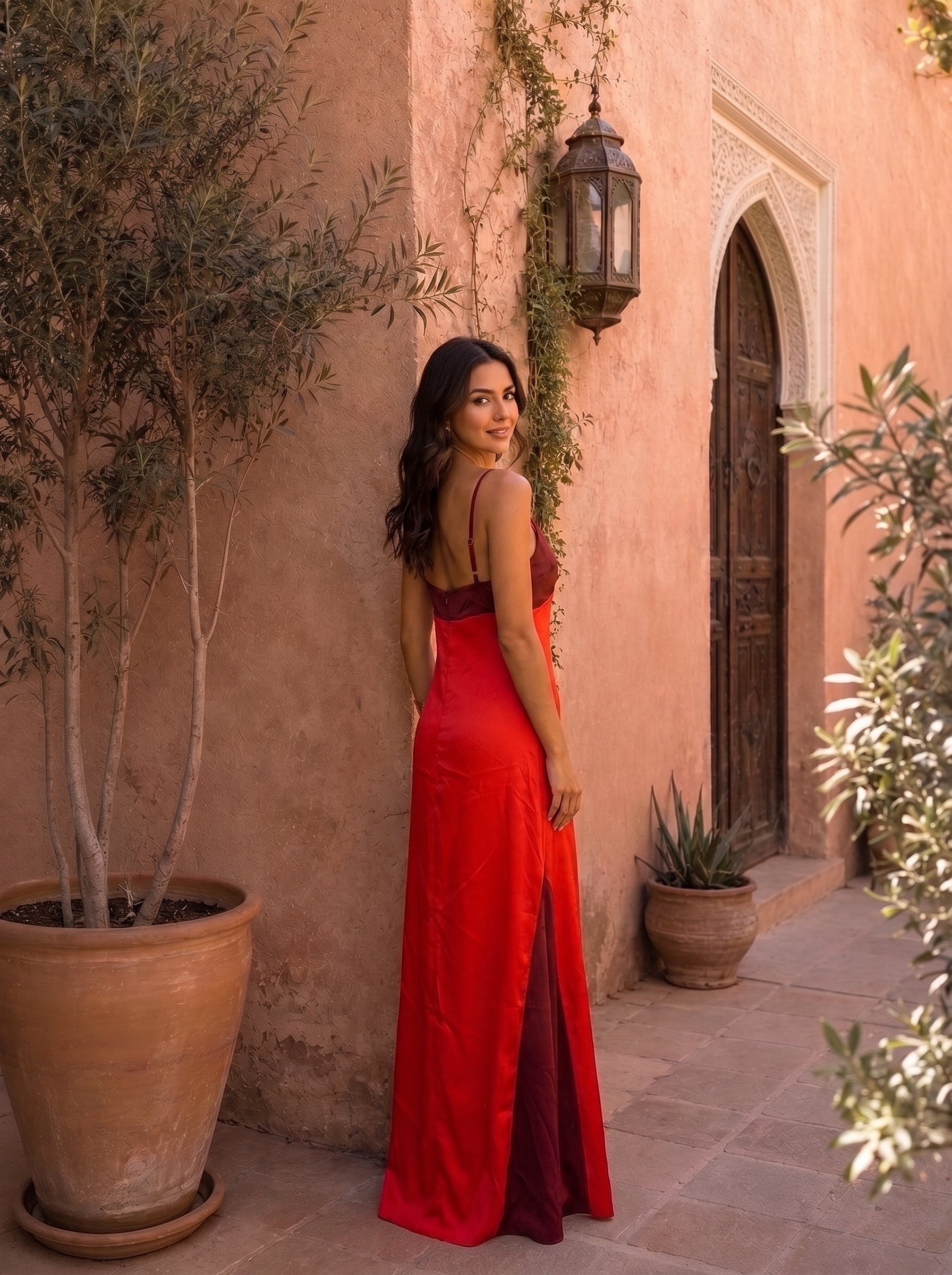 Vestido largo bicolor rojo con tiras oscuras en la espalda y falda abierta