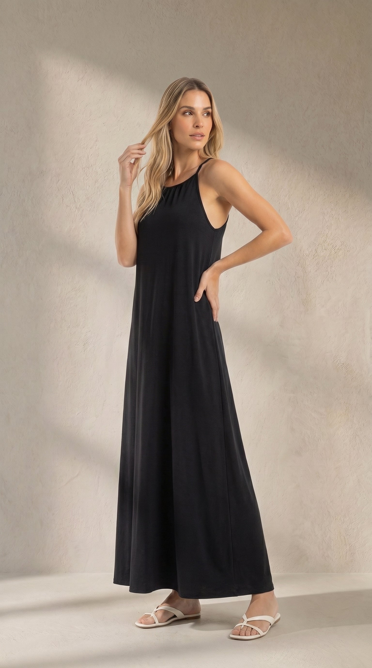 Vestido largo de tirantes negro con caída amplia y escote redondeado fruncido