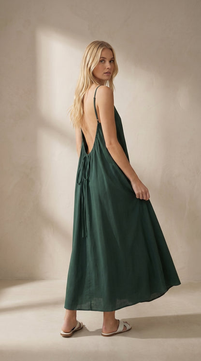 Vestido largo de tirantes verde con falda amplia y escote redondeado fruncido