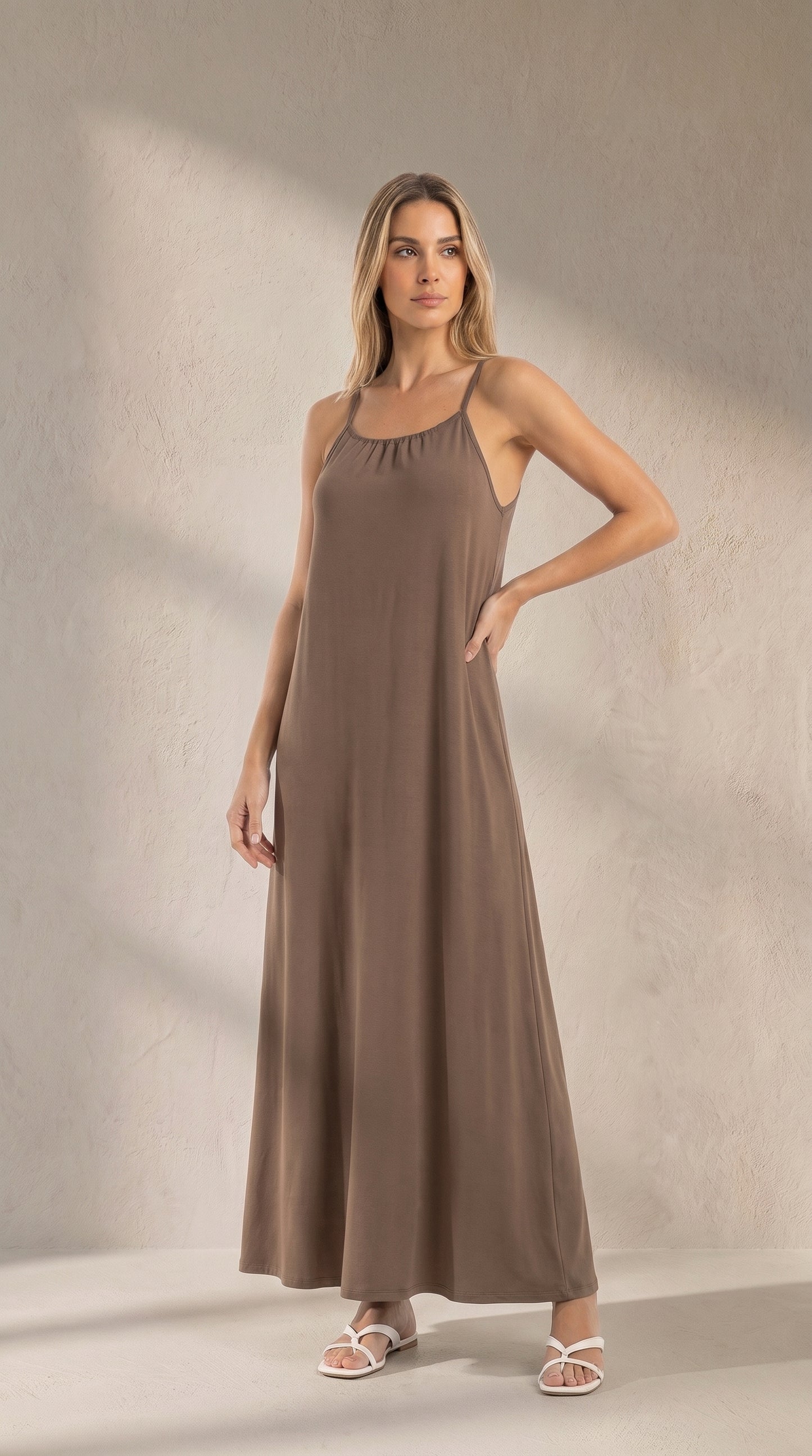 Vestido largo de tirantes color taupe con falda amplia y escote redondeado