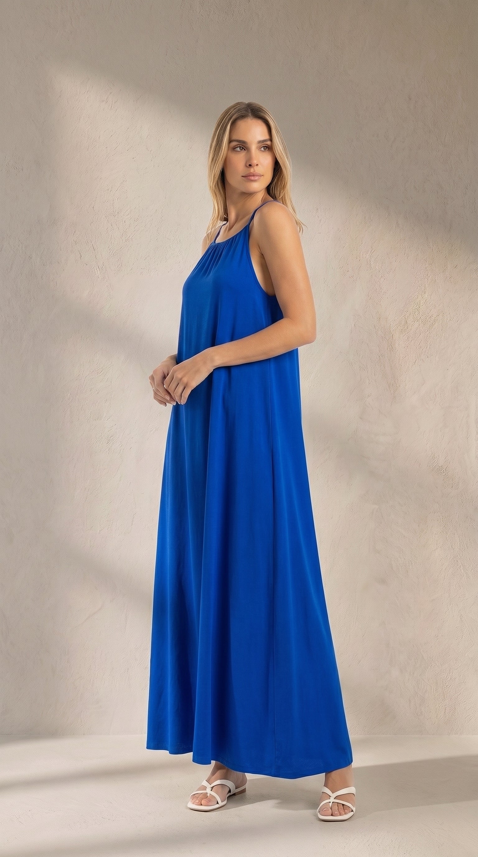 Vestido largo de tirantes azul eléctrico con falda amplia y escote recto
