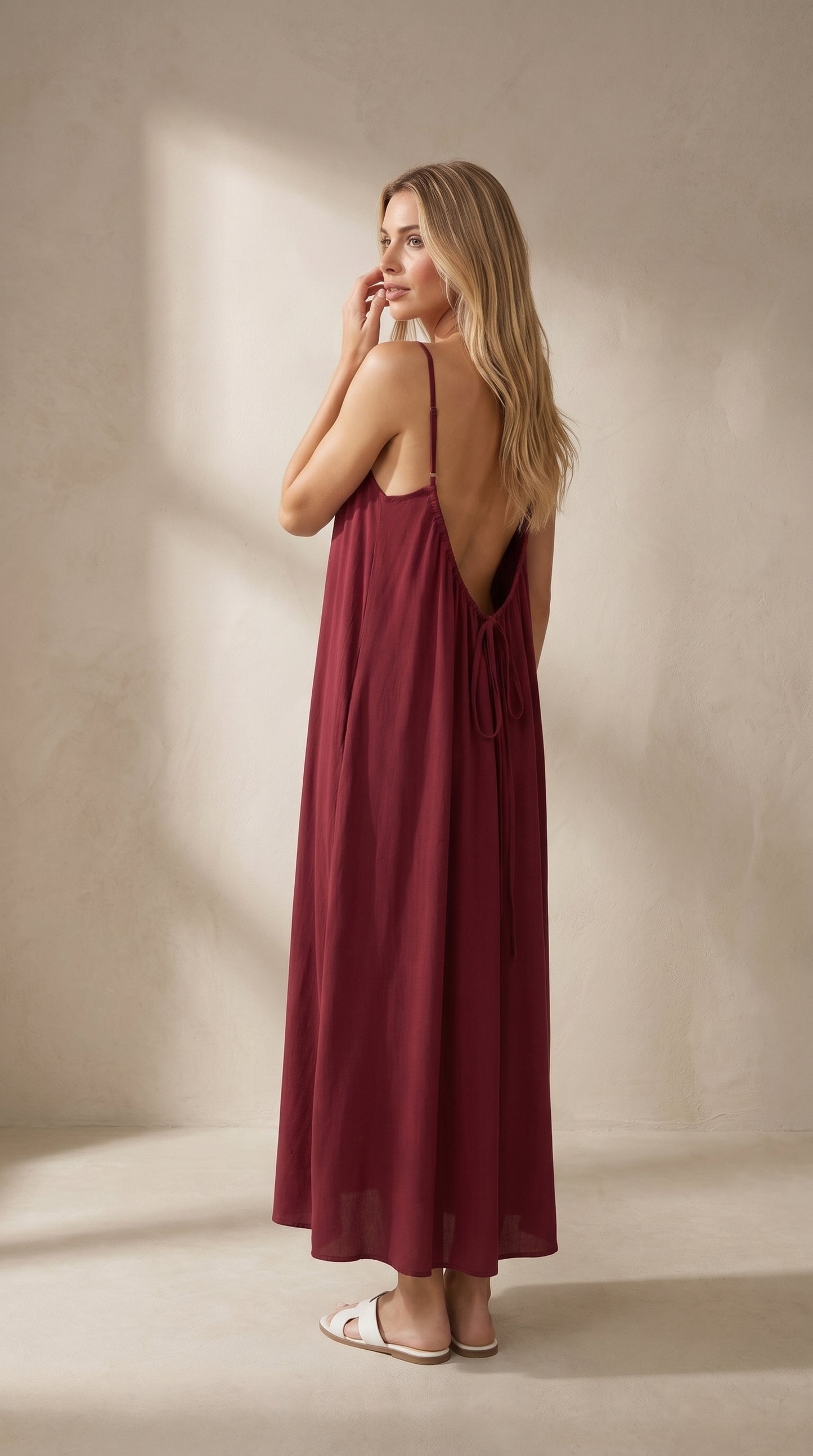 Vestido largo de tirantes burdeos con espalda V y caída suelta