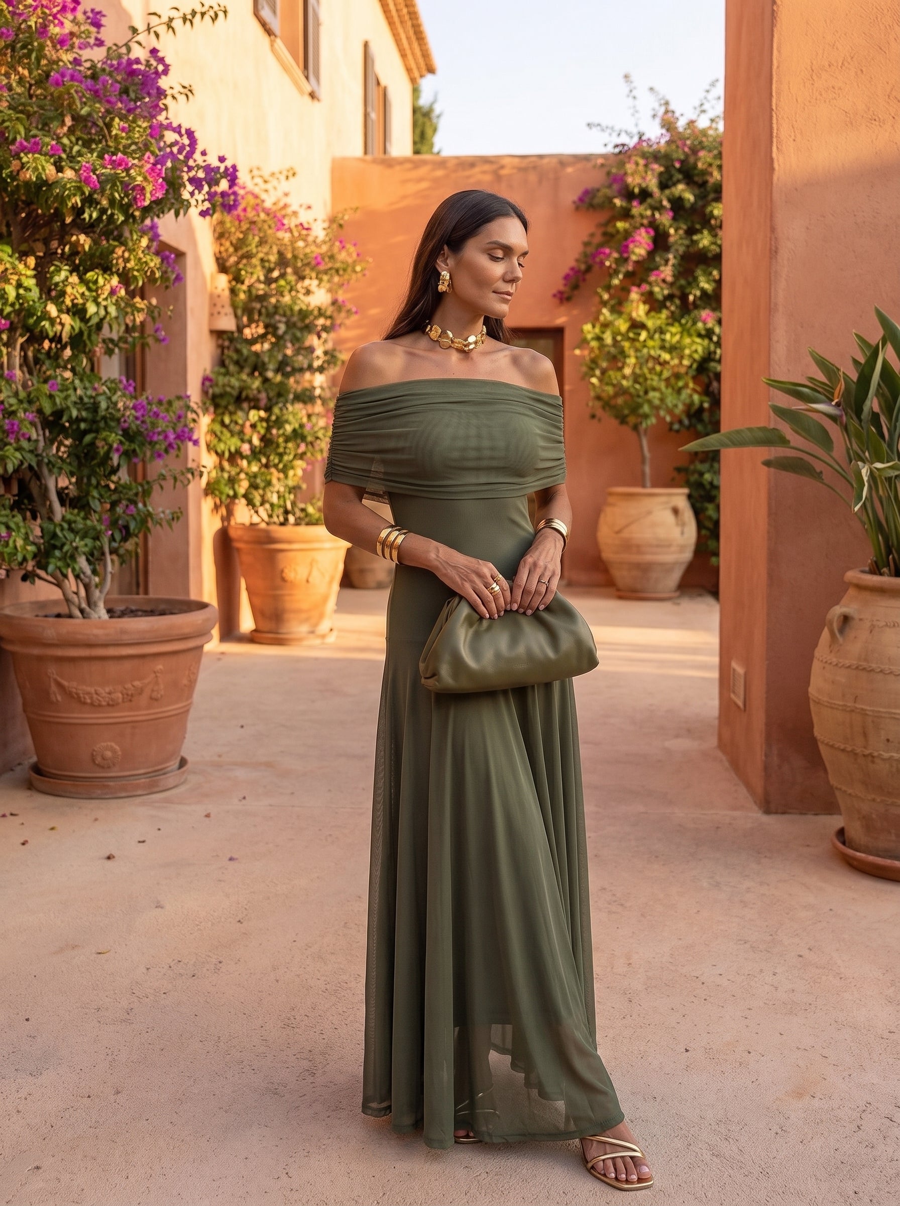 Vestido largo verde oliva con hombros caídos y fruncido en la parte superior