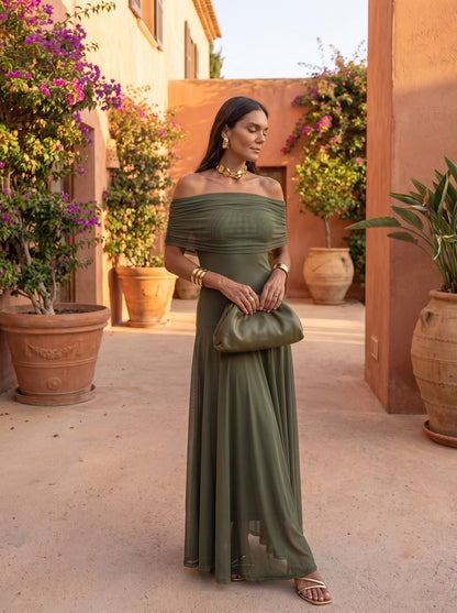 Vestido largo verde oliva con hombros caídos y fruncido en la parte superior