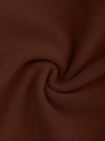 Tejido acanalado color cacao, textura elástica con relieve fino.