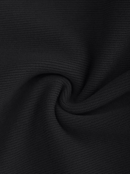 Tejido acanalado negro, textura elástica con relieve fino y costura central sutil.