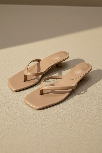 Sandalias de piel color beige claro con tacón tipo kitten y tira en T