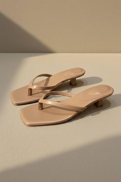 Sandalias de piel color crema con tacón tipo kitten y tira en T
