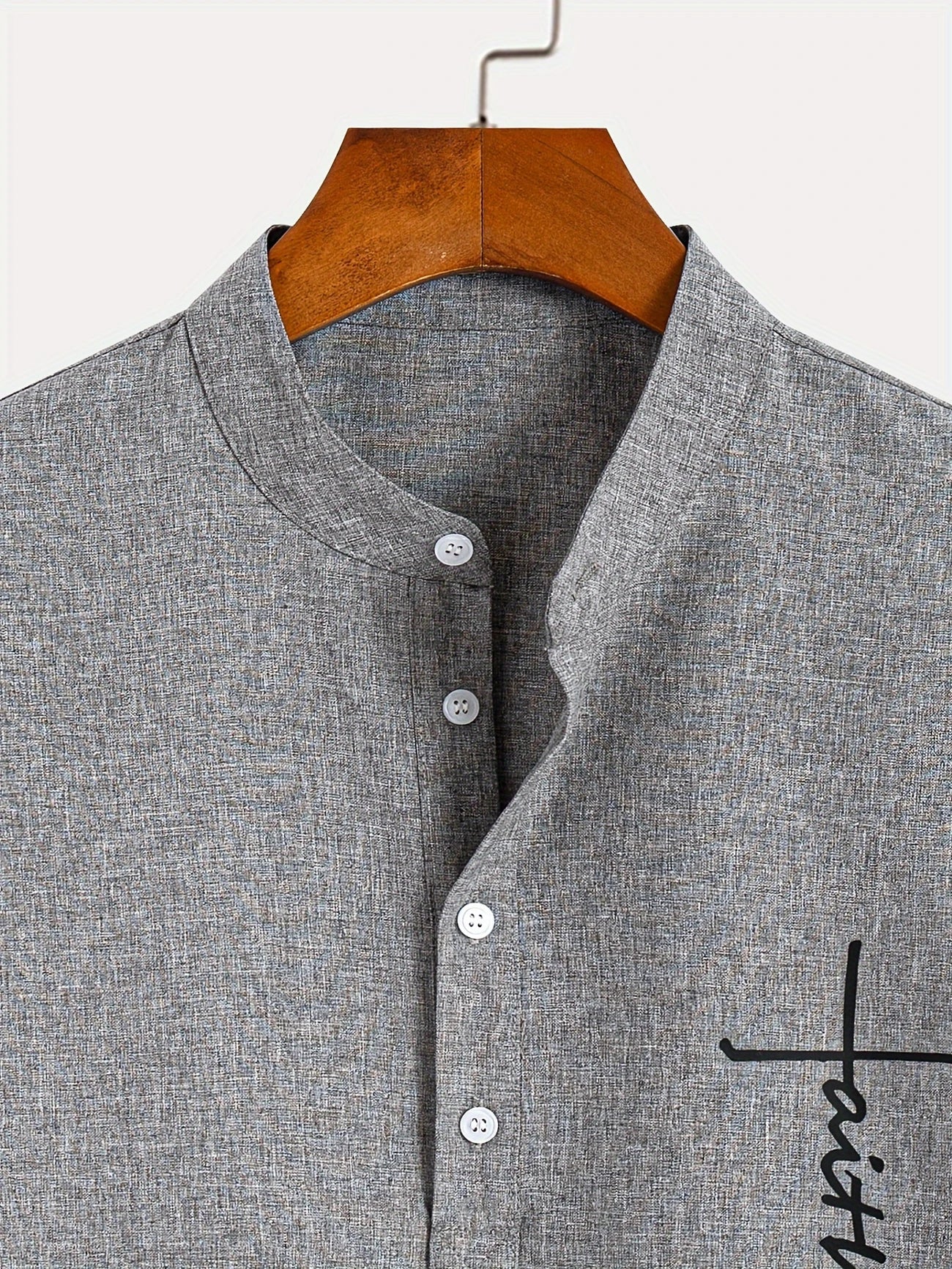 Camiseta tipo polo de cuello mao gris con botones y bordado pequeño en el lateral