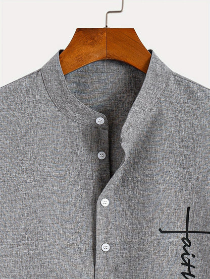 Camiseta tipo polo de cuello mao gris con botones y bordado pequeño en el lateral