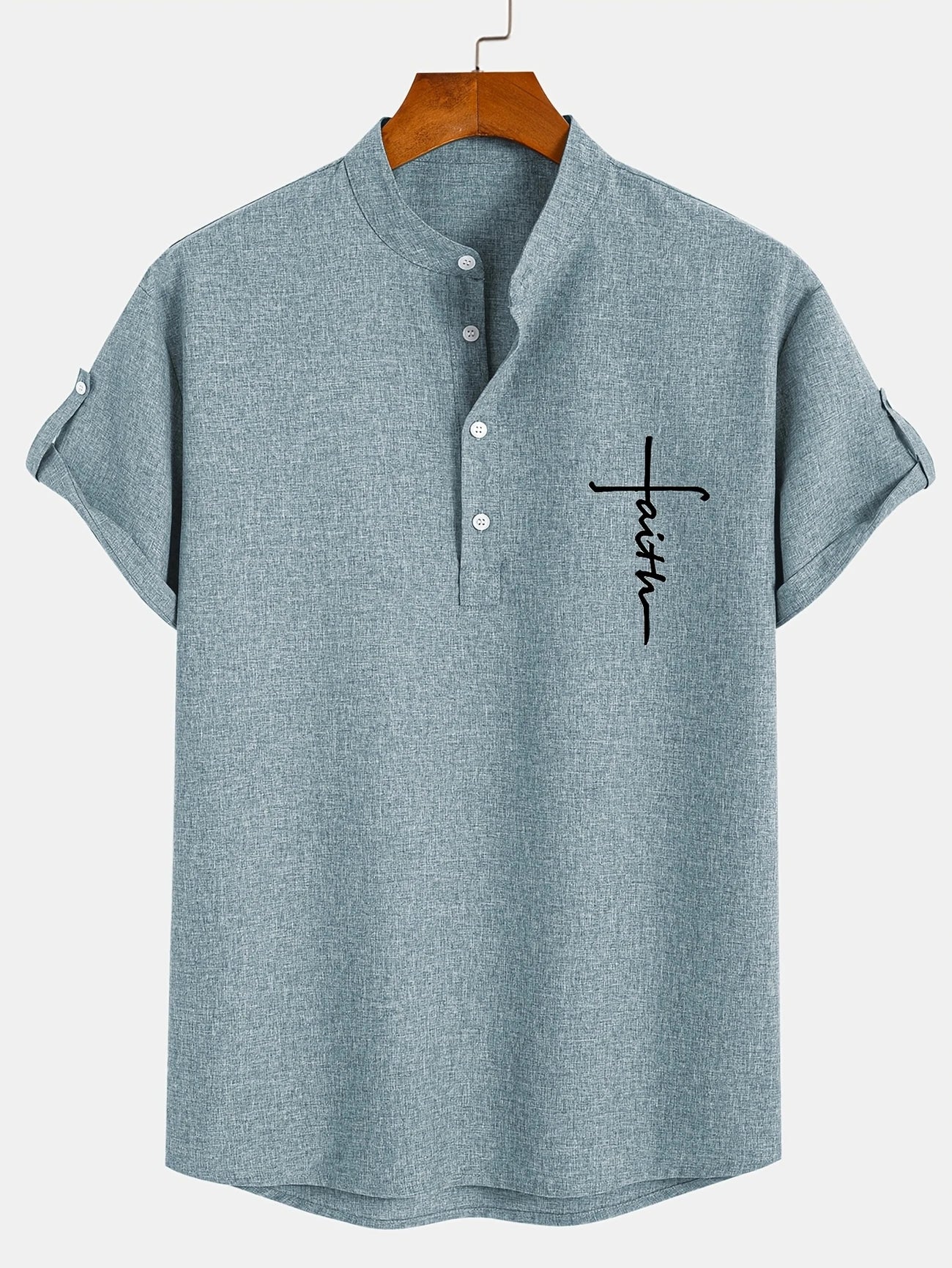 Camiseta tipo polo de cuello mao azul cielo, manga corta, botones y bordado frontal