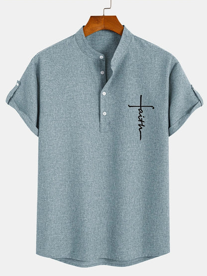 Camiseta tipo polo de cuello mao azul cielo, manga corta, botones y bordado frontal