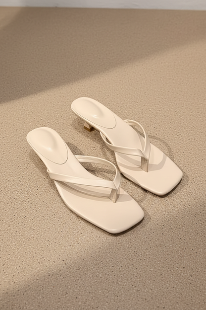 Sandalias tipo chancla con tacón kitten y tira cruzada, color blanco