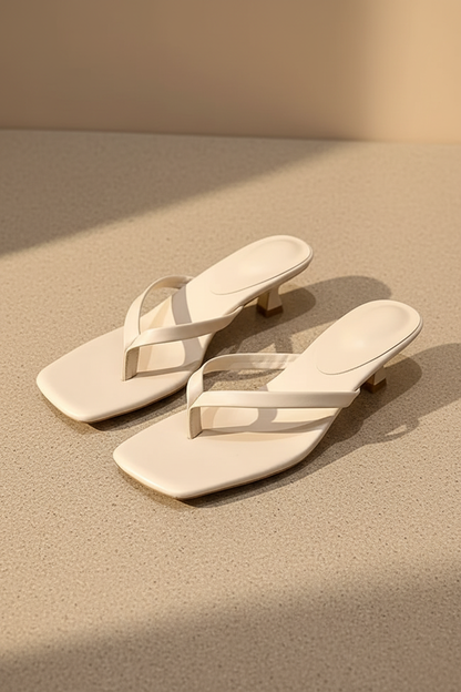 Sandalias tipo chancla con tacón kitten y tira cruzada, color blanco