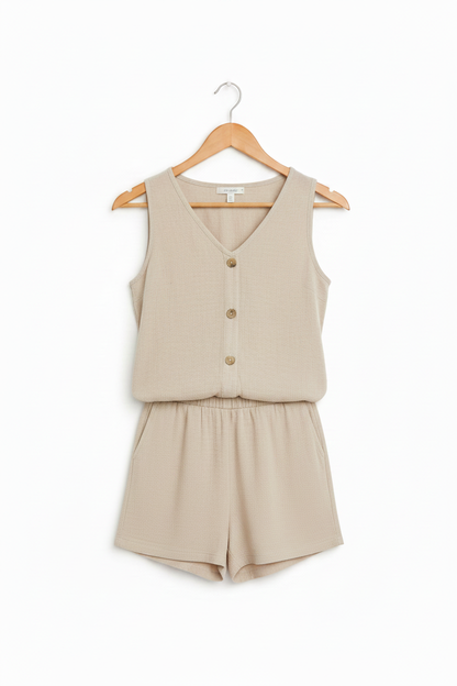 Conjunto de verano beige en percha: top con botones y pantalón corto