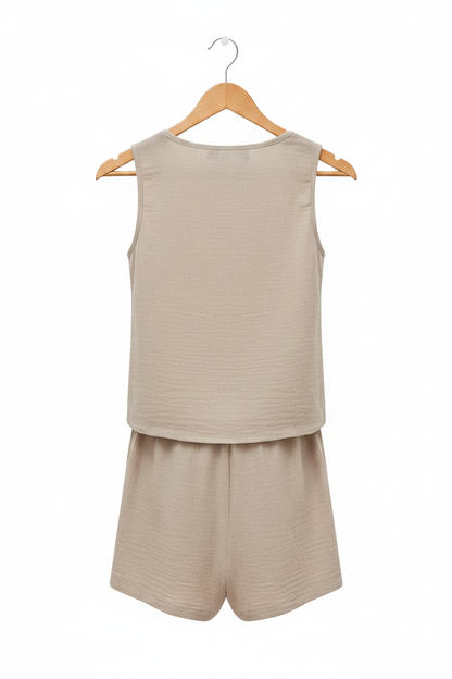 Conjunto de verano beige en percha, vista trasera: top sin mangas y pantalón corto