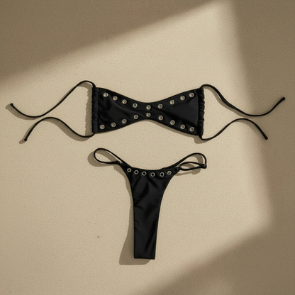 Conjunto bikini bandeau negro con aros metálicos y tirantes ajustables
