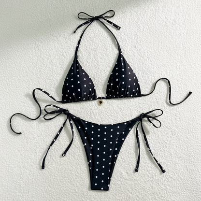 Conjunto bikini negro con lunares blancos: top triángulo y braguita con lazos laterales