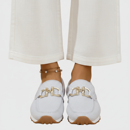Zapatilla mocasín blanca de malla con hebilla dorada y suela marrón