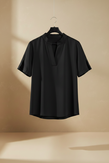 Blusa negra de cuello en V con manga corta tipo abertura en el borde