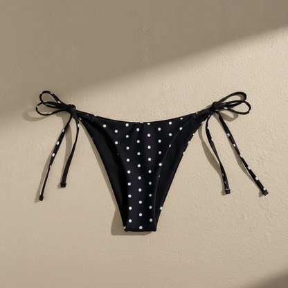 Braguita de bikini negra con lunares blancos y lazos laterales ajustables