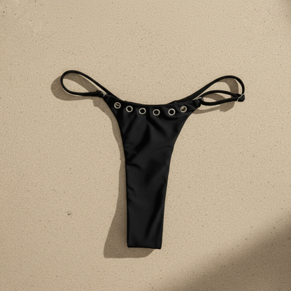 Braguita de bikini negra tipo tanga con apliques metálicos en la cintura