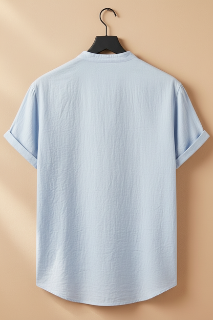 Camisa de lino azul cielo de ajuste relajado, manga corta y cuello redondeado