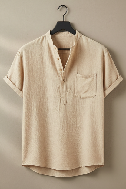 Camisa de lino beige con cuello camisero, tapeta de botones y bolsillo en el pecho