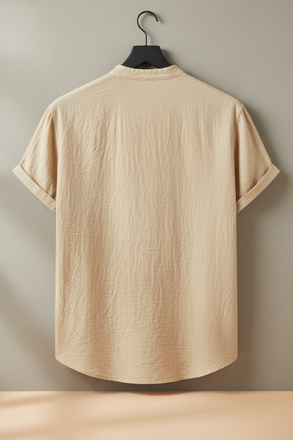 Camisa de lino beige claro de ajuste relajado, manga corta y cuello redondeado
