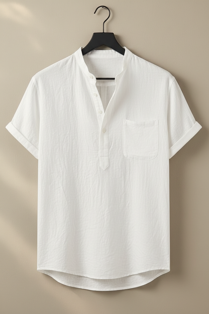 Camisa de lino blanca con cuello camisero, tapeta de botones y bolsillo en el pecho