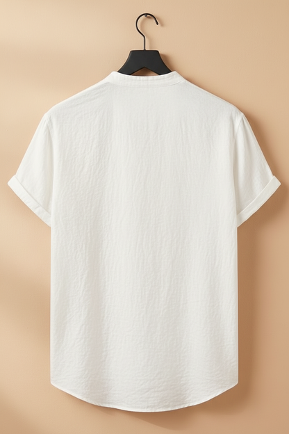 Camisa de lino blanca con espalda lisa, manga corta y tapeta de botones