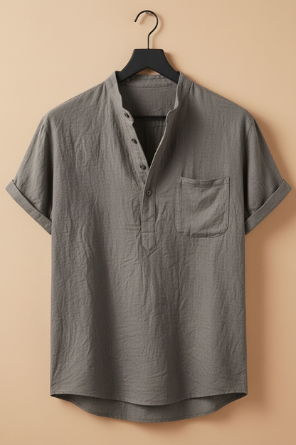 Camisa de lino gris con cuello camisero, tapeta de botones y bolsillo en el pecho