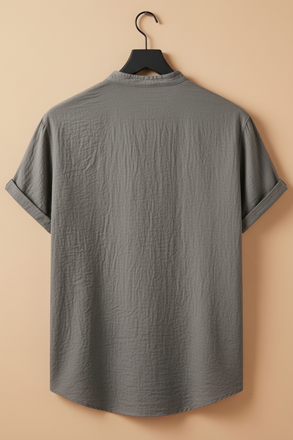Camisa de lino gris oscuro de ajuste relajado, manga corta y cuello redondeado
