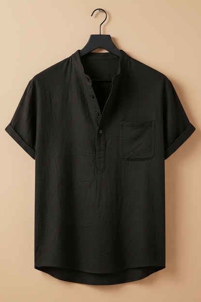 Camisa de lino negra con cuello camisero, tapeta de botones y bolsillo en el pecho